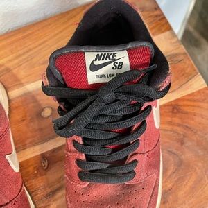 Selling my Nike SB Corduroy team red vintage mens size 6 used